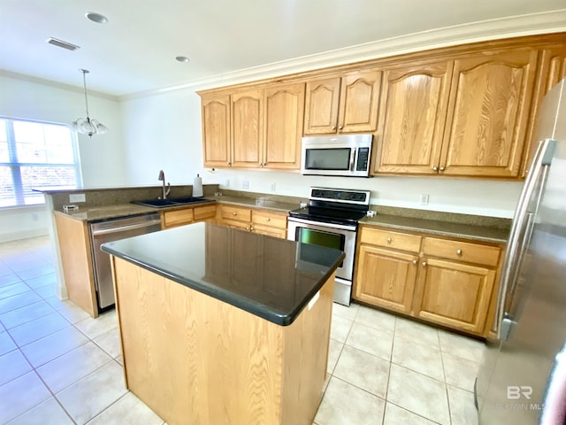 kitchen with stainless steel appliances, a center island, sink, and decorative light fixtures