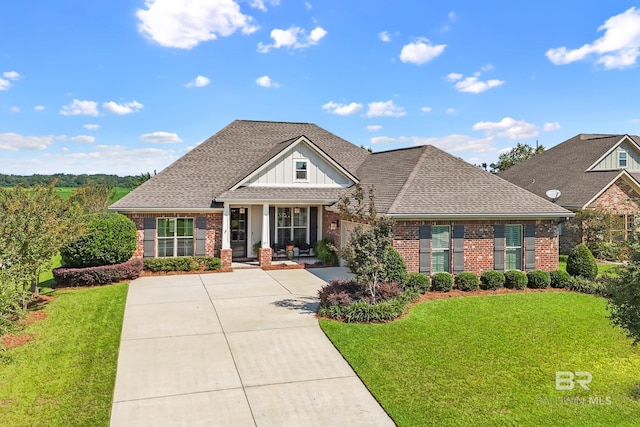 view of front facade featuring a front lawn