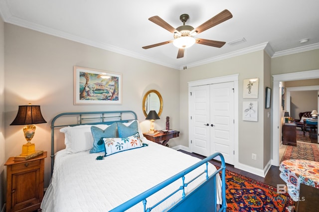 bedroom with ornamental molding, dark hardwood / wood-style flooring, ceiling fan, and a closet