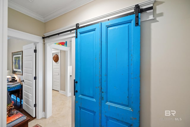 corridor featuring crown molding and a barn door