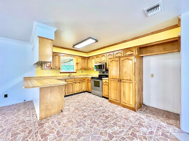 kitchen with appliances with stainless steel finishes, a kitchen breakfast bar, kitchen peninsula, ornamental molding, and sink