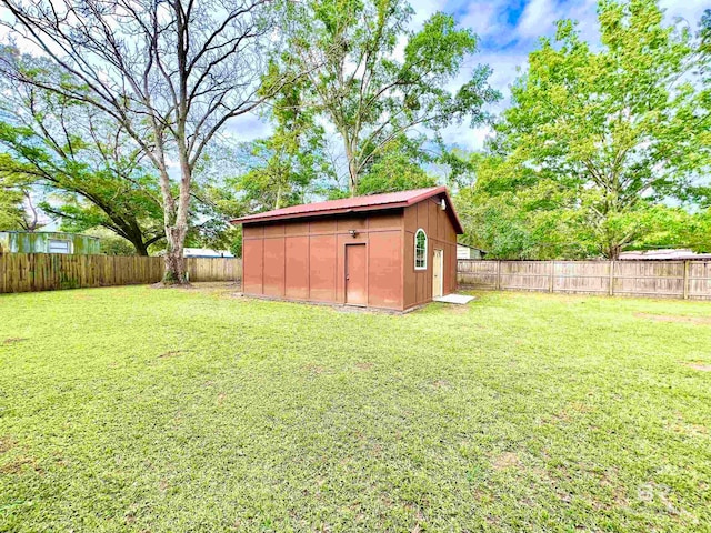 view of yard featuring a storage shed