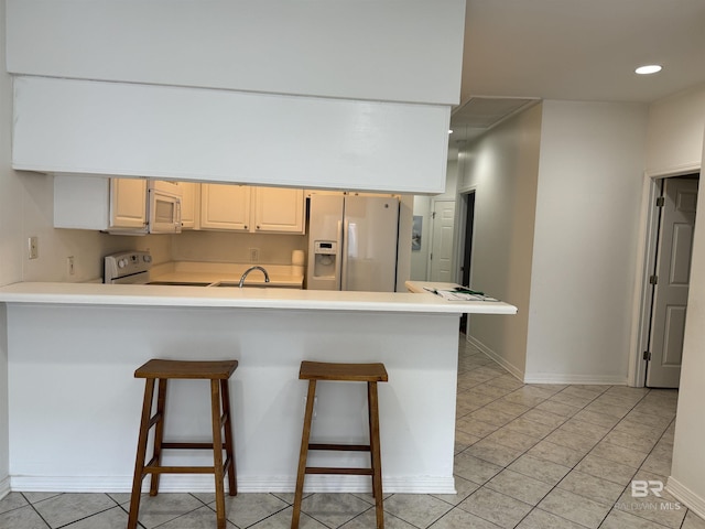 kitchen with kitchen peninsula, a kitchen breakfast bar, electric stove, and stainless steel refrigerator with ice dispenser