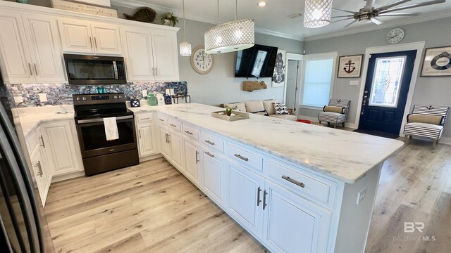 kitchen featuring appliances with stainless steel finishes, pendant lighting, light hardwood / wood-style floors, backsplash, and ceiling fan