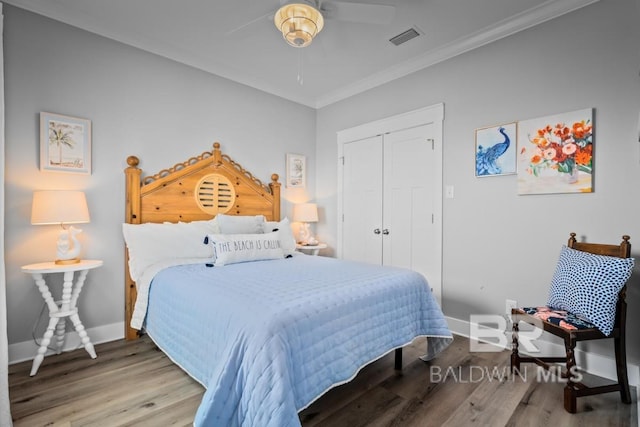 bedroom featuring hardwood / wood-style floors, crown molding, a closet, and ceiling fan