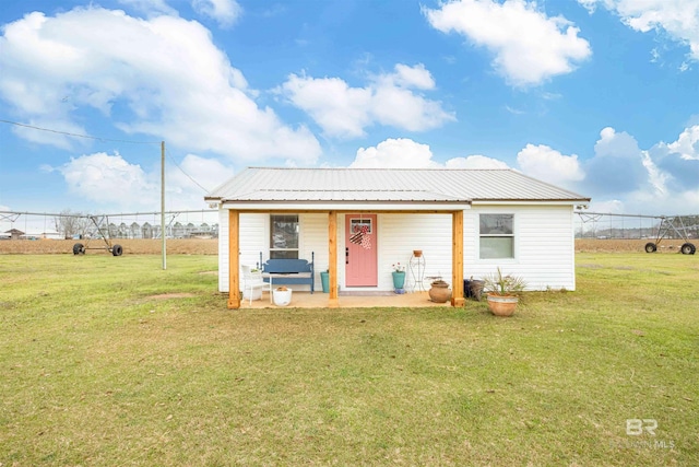 view of front of property featuring a front lawn