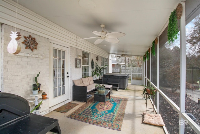 sunroom with ceiling fan