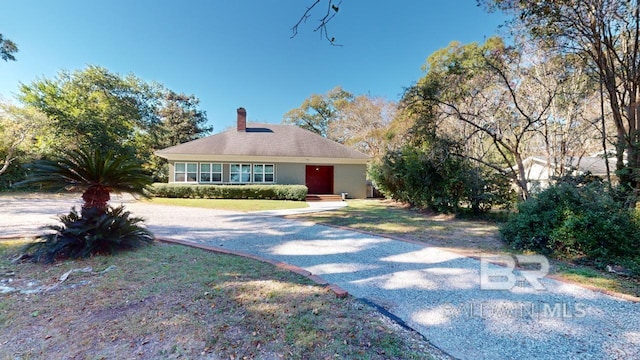 view of front facade featuring a front lawn