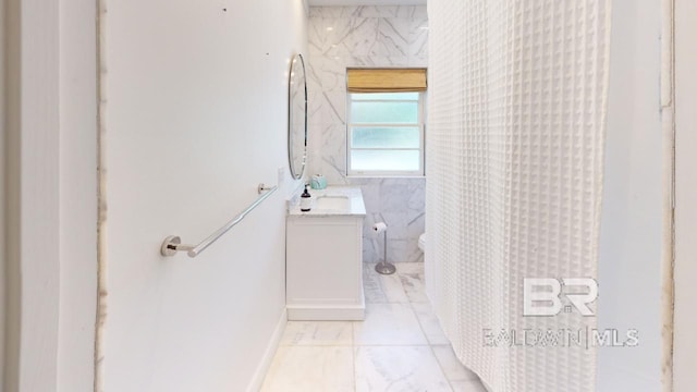 bathroom with vanity, curtained shower, and toilet