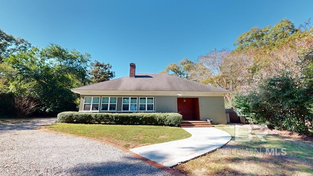 view of front of property with a front lawn