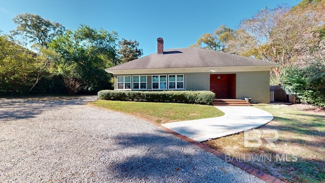 single story home featuring a front lawn