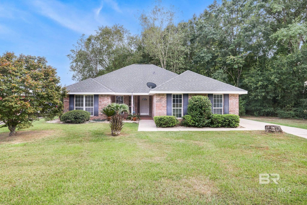 single story home with a front yard