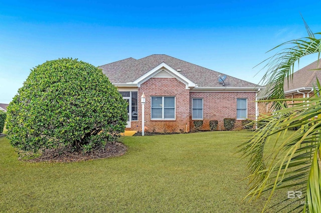 view of front facade featuring a front yard