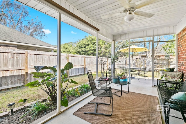 sunroom featuring ceiling fan