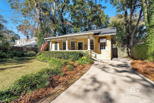 view of front of property featuring a front lawn