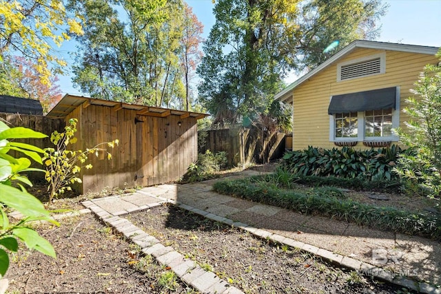 view of yard featuring a shed