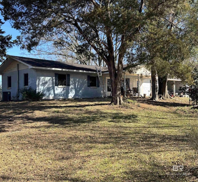 view of front of home featuring a front lawn and central AC unit