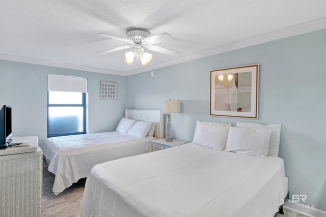 bedroom featuring ceiling fan, crown molding, a textured ceiling, and light hardwood / wood-style flooring