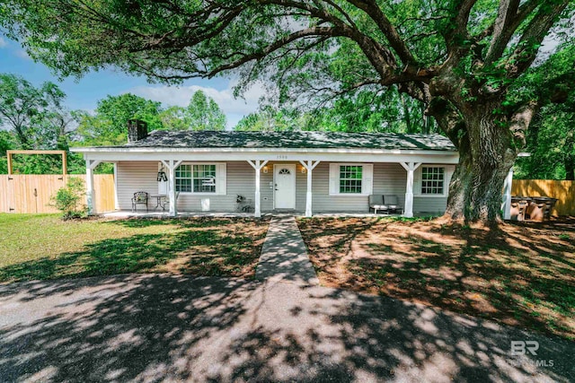 single story home with a porch