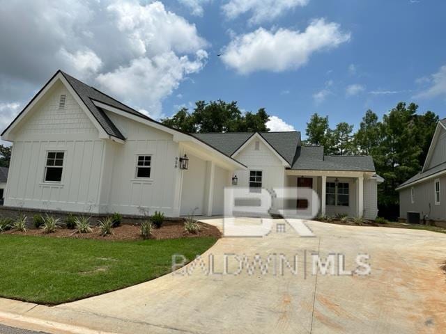 876 Geranium Dr, Fairhope, AL 36532 - view of front facade with central air condition unit and a front yard