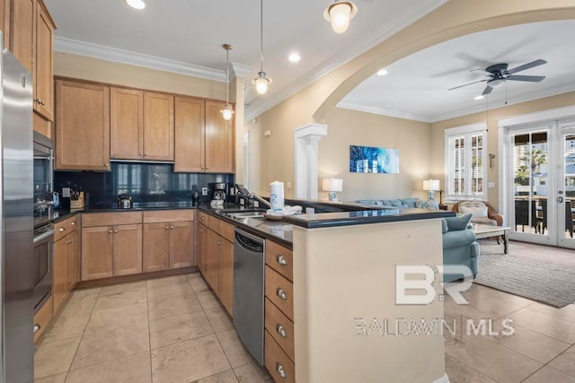 kitchen featuring tasteful backsplash, stainless steel appliances, pendant lighting, kitchen peninsula, and ceiling fan