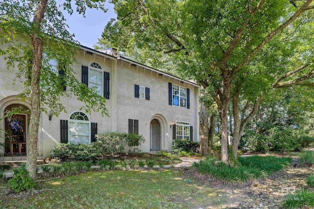 view of front of house featuring a front lawn