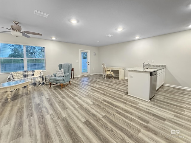living area with recessed lighting, baseboards, visible vents, and light wood-type flooring