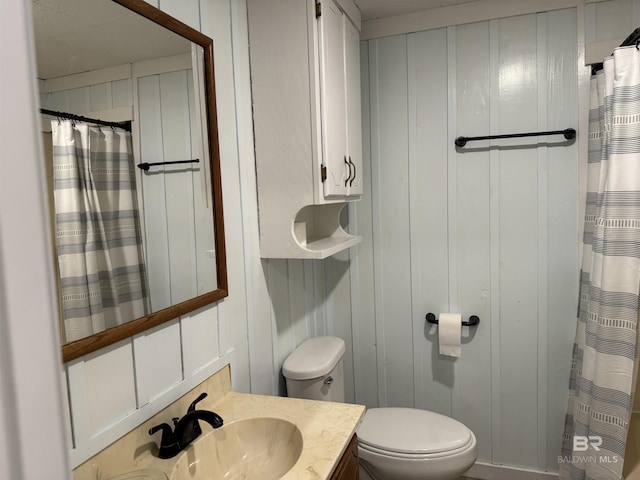 7121 N Century Blvd, Century, FL 32535 - full bathroom with vanity, toilet, and a shower with curtain