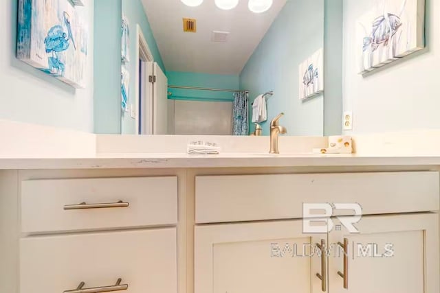 bathroom featuring a shower with shower curtain and vanity