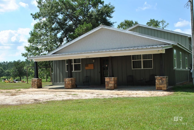 view of front of property with a front lawn