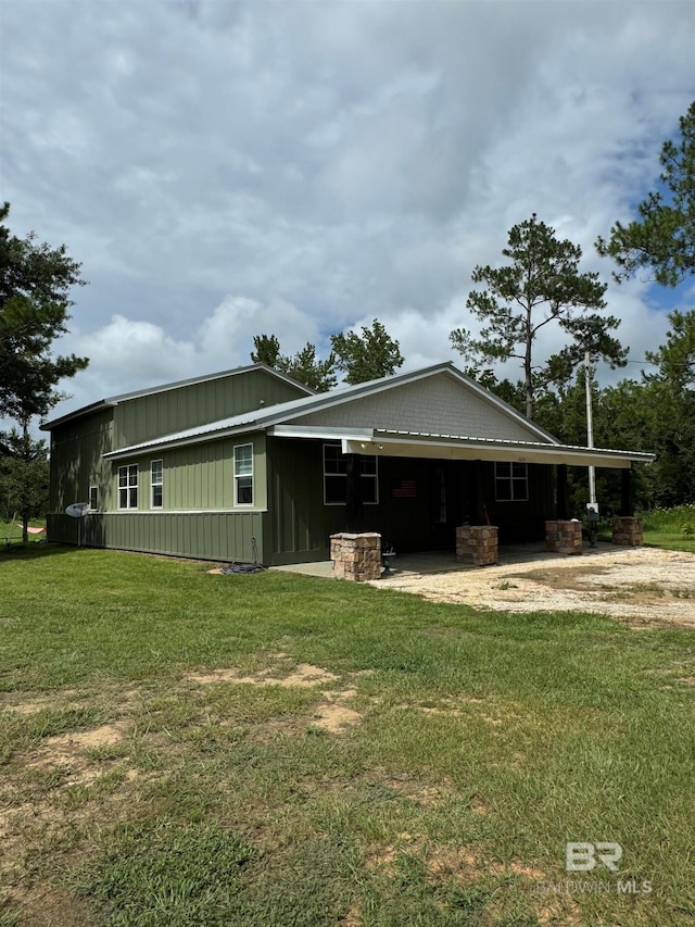 view of front of house featuring a patio area and a front yard