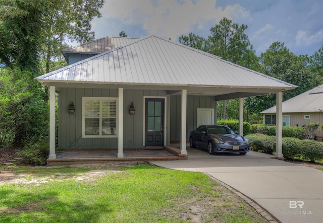 view of front of property featuring covered porch and a carport