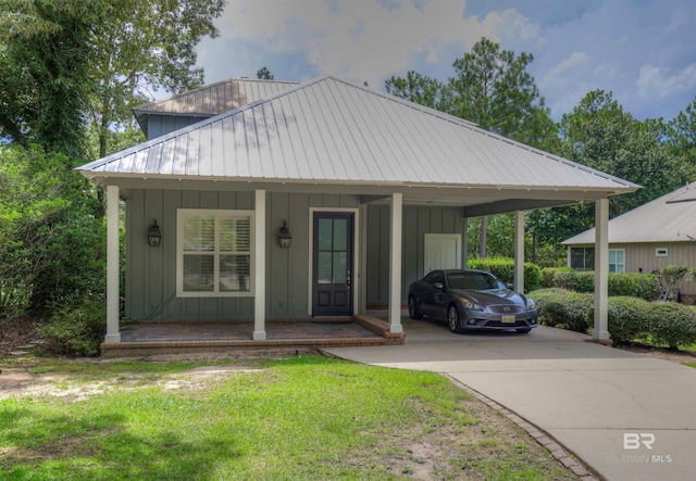 view of front of property featuring a carport and a front yard