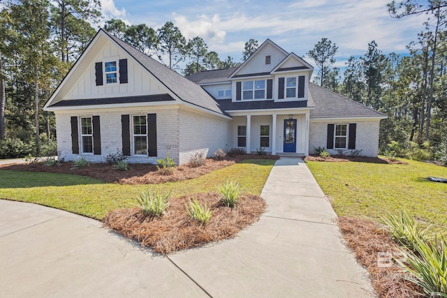 view of front of home featuring a front yard