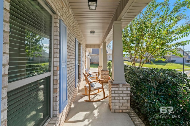 balcony featuring covered porch