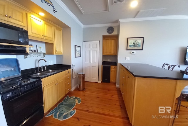 kitchen with under cabinet range hood, a peninsula, a breakfast bar, a sink, and black appliances