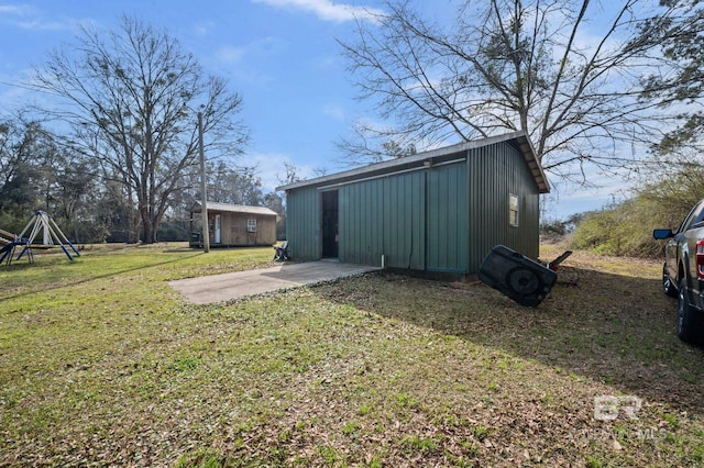 view of outdoor structure with an outbuilding