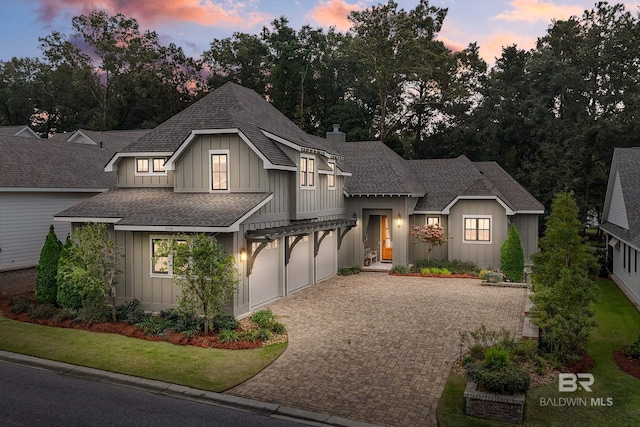 view of front of home featuring a yard and a garage