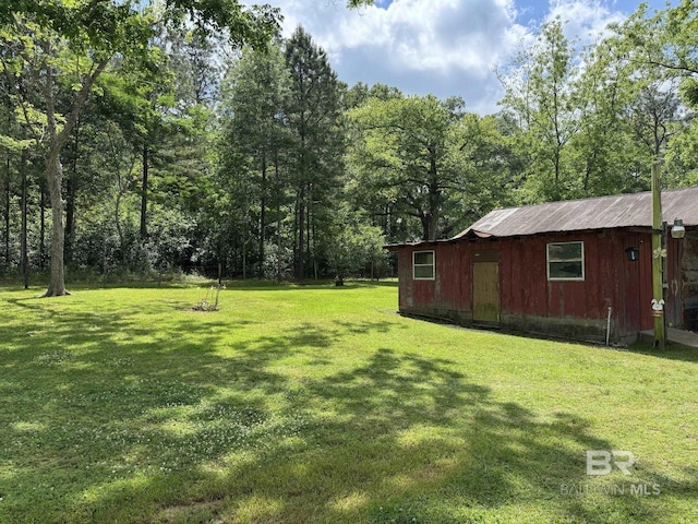 view of yard with an outdoor structure