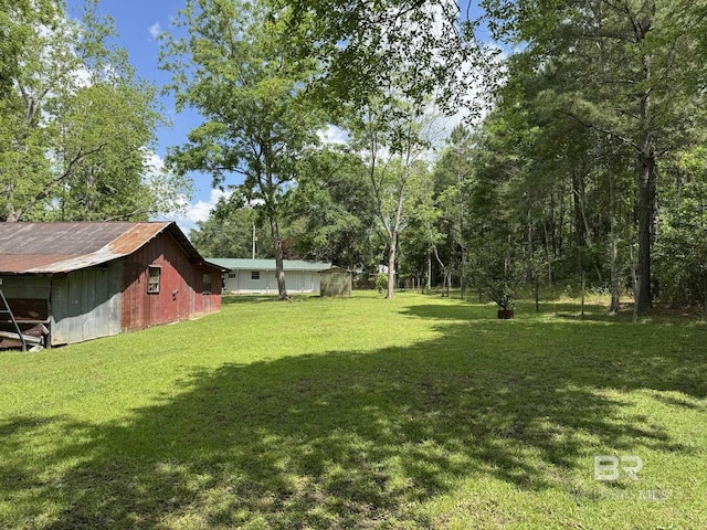 view of yard with an outdoor structure and a pole building