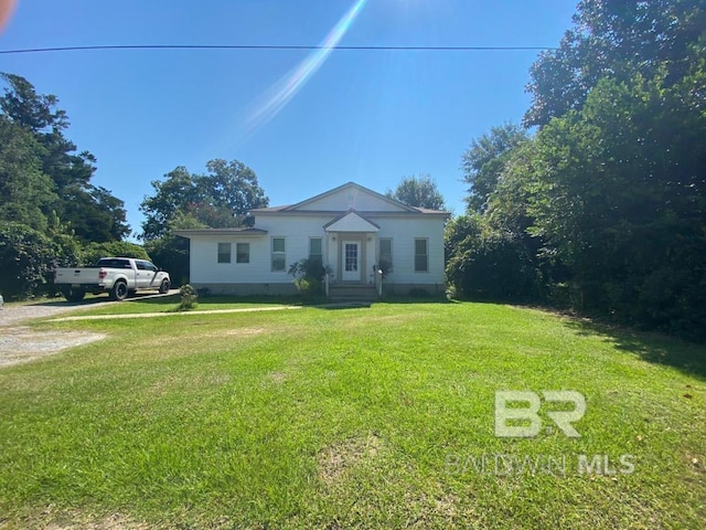 view of front facade featuring a front yard