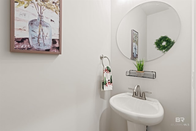 bathroom featuring sink