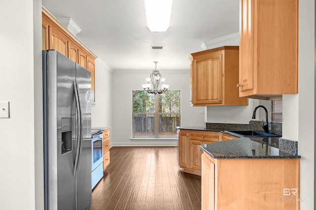 kitchen with stainless steel appliances, ornamental molding, a sink, and dark wood finished floors