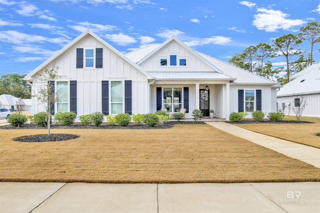 modern farmhouse style home featuring a front yard