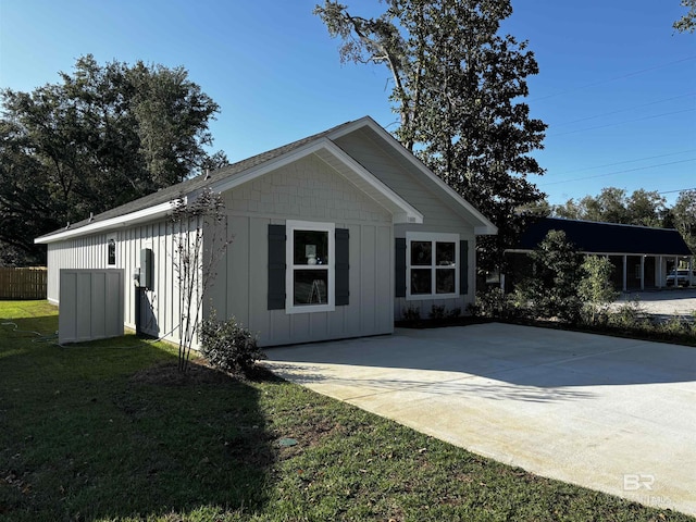 view of front of house with a front yard