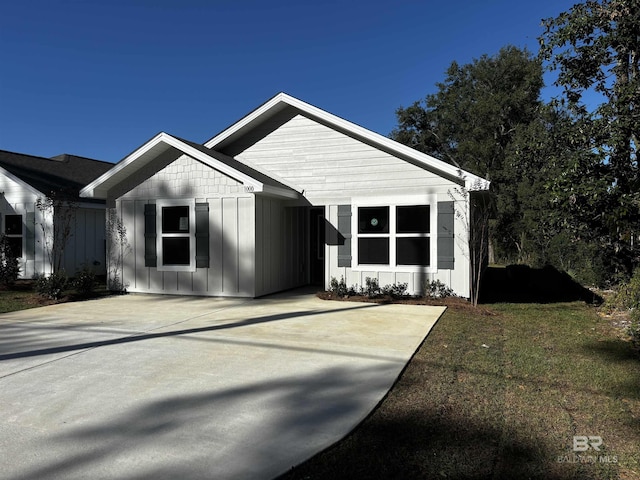 view of front facade with a front yard