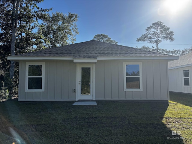 view of front facade with a front yard