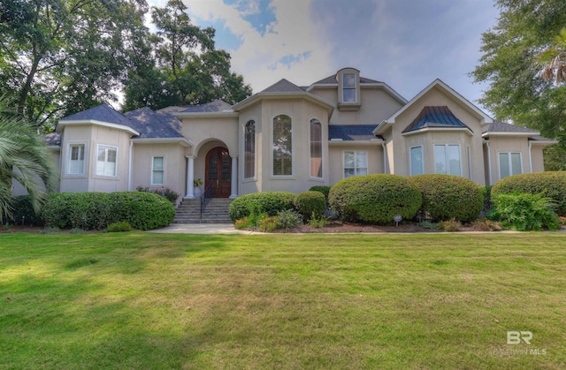 view of front of property featuring a front yard