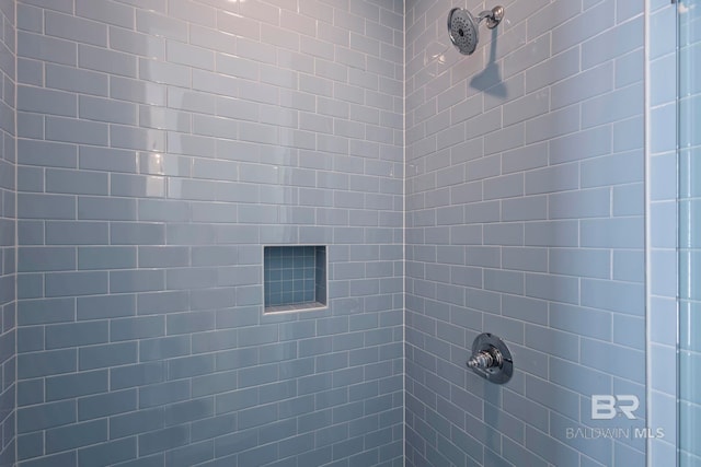 bathroom featuring a tile shower