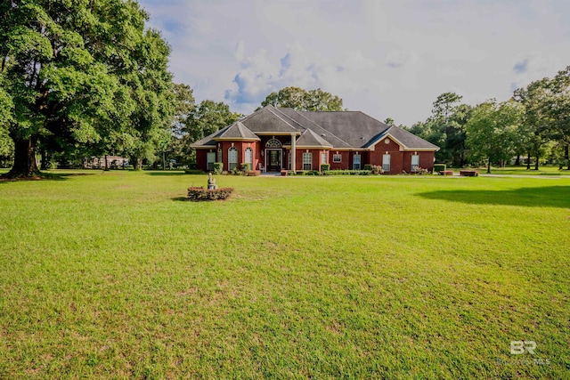 single story home with a front lawn